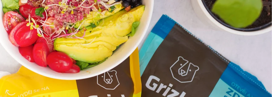 Quinoa šalát s praženými mandľami, čučoriedkami a avokádom