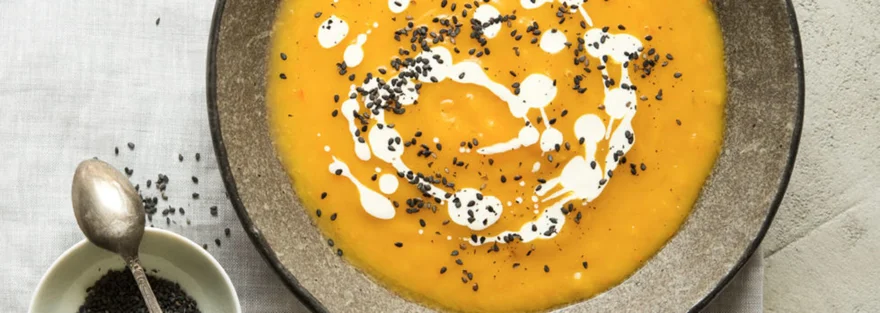 Krémová tekvicové polievka s červenou šošovicou, zázvorom a korením