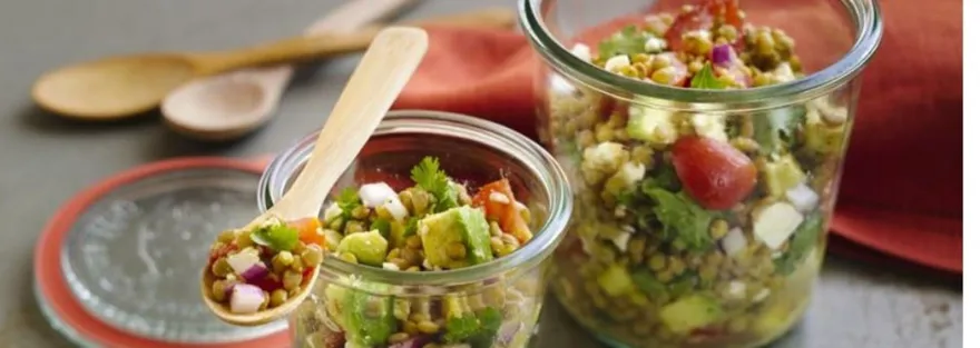 Šošovicový šalát s avokádom a syrom