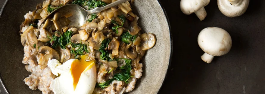 Kaša so šampiňónmi, špenátom a strateným vajcom