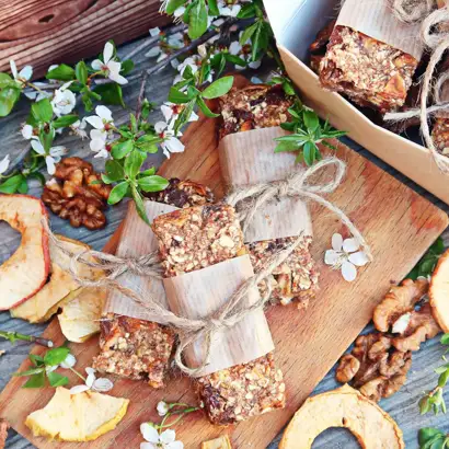 Müsli tyčinky s jablkami a vlašskými orechmi