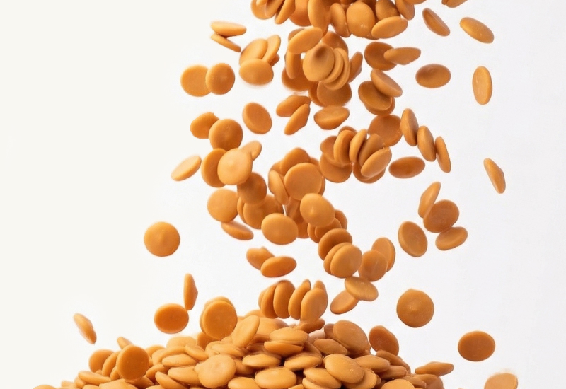 Fľaša kečupu a paradajky