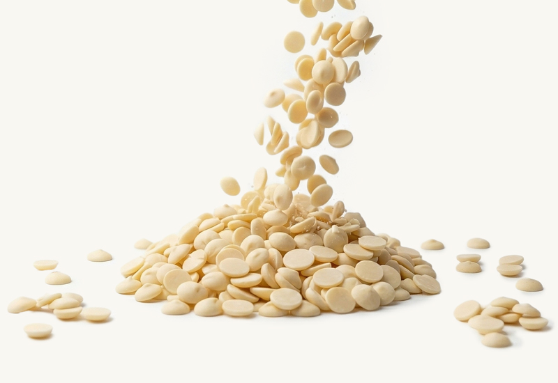 Fľaša kečupu a paradajky