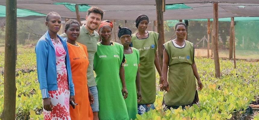 Dominik Píchal, zber kešu v Afrike.