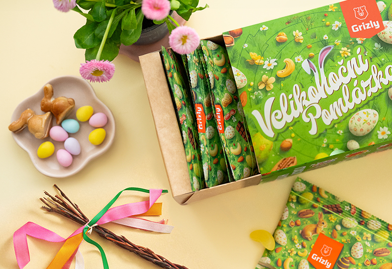 Fľaša kečupu a paradajky