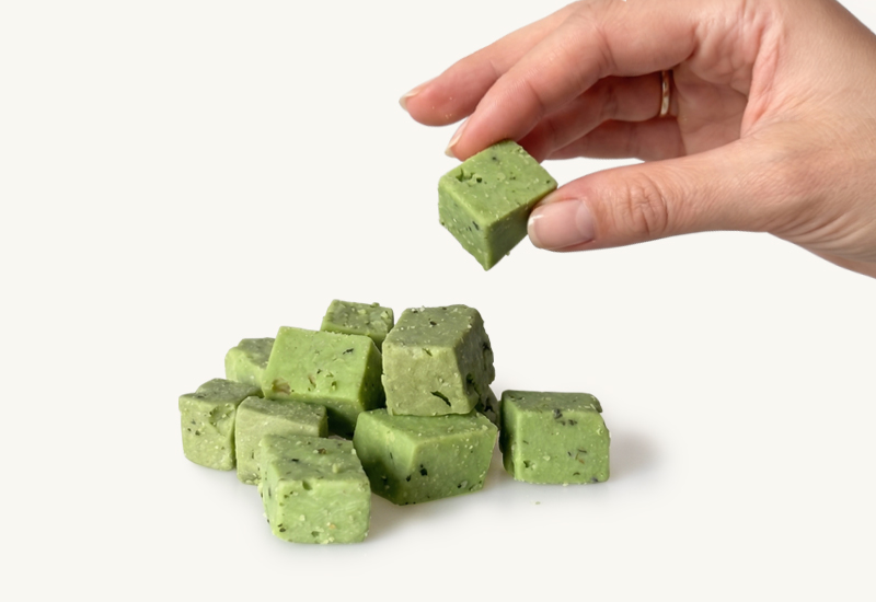 Fľaša kečupu a paradajky