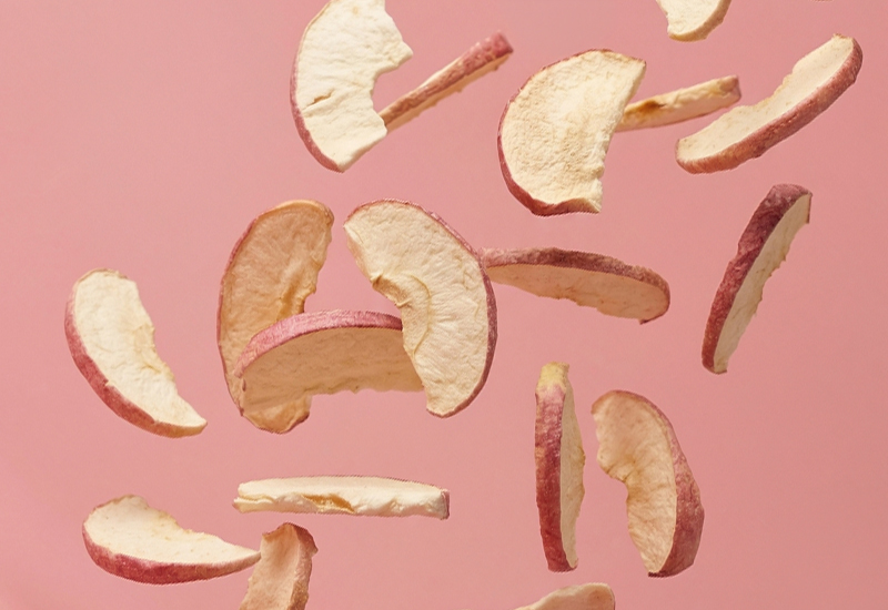 Fľaša kečupu a paradajky