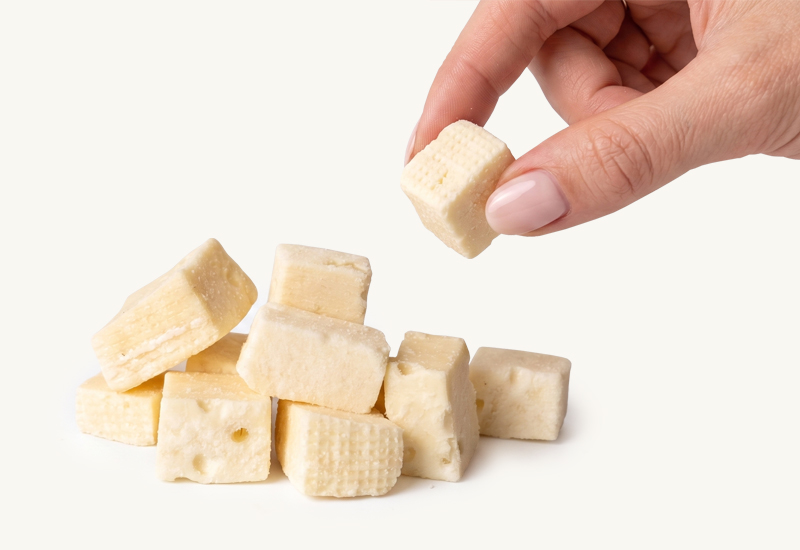 Fľaša kečupu a paradajky