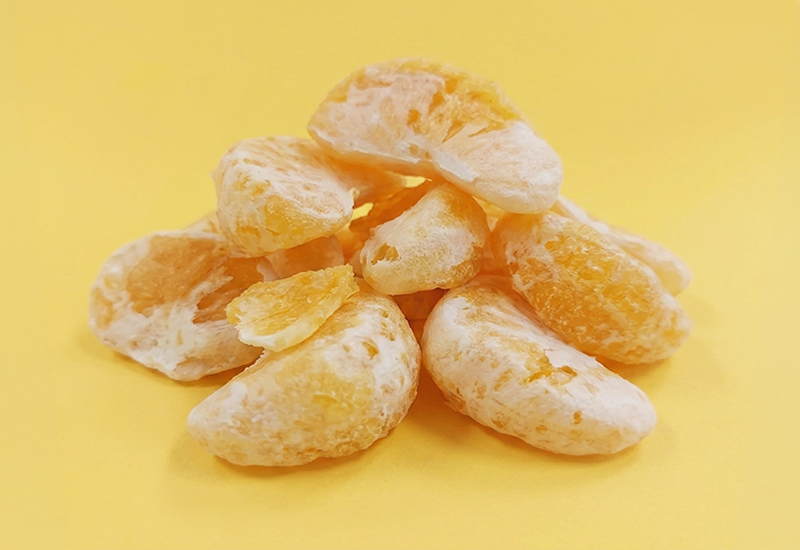 Fľaša kečupu a paradajky