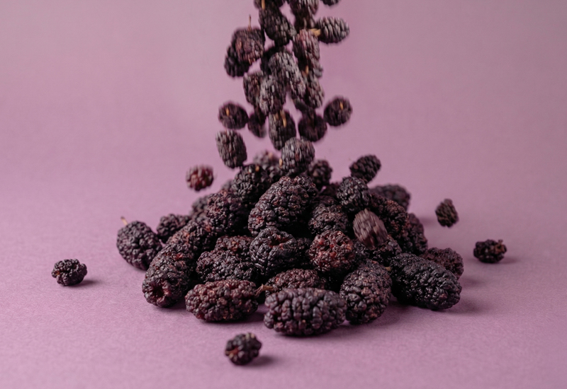 Fľaša kečupu a paradajky