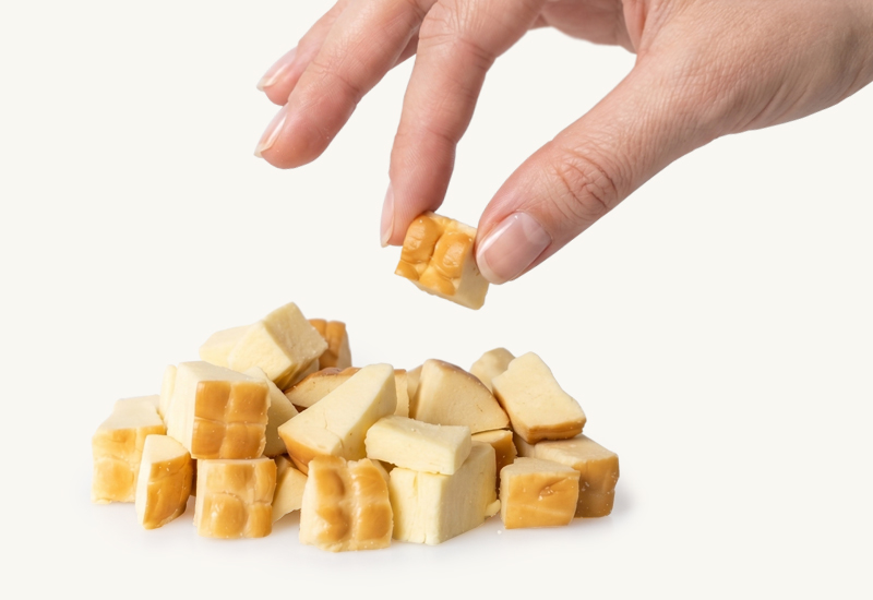 Fľaša kečupu a paradajky