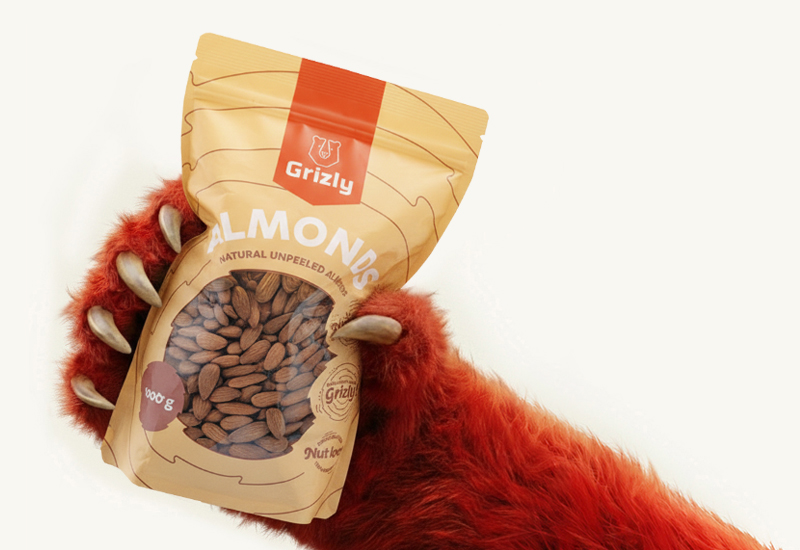 Láhev kečupu a rajčata