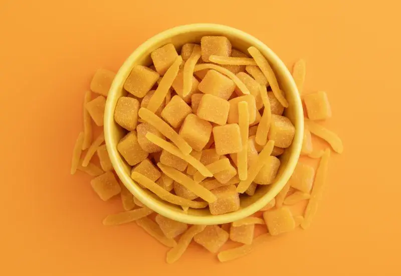 Fľaša kečupu a paradajky