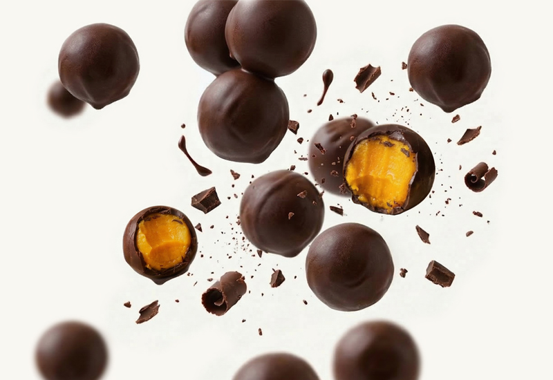 Fľaša kečupu a paradajky