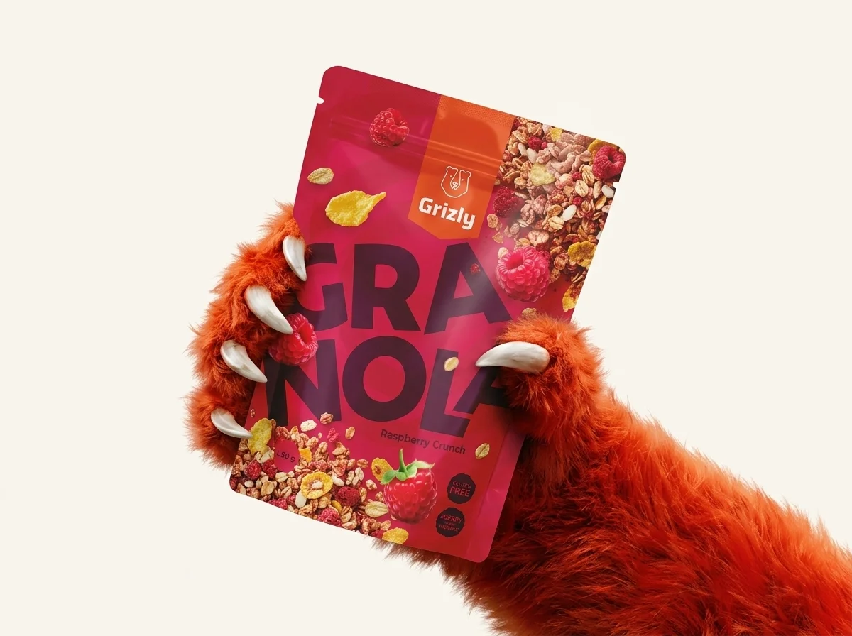 grizly labka drží obal