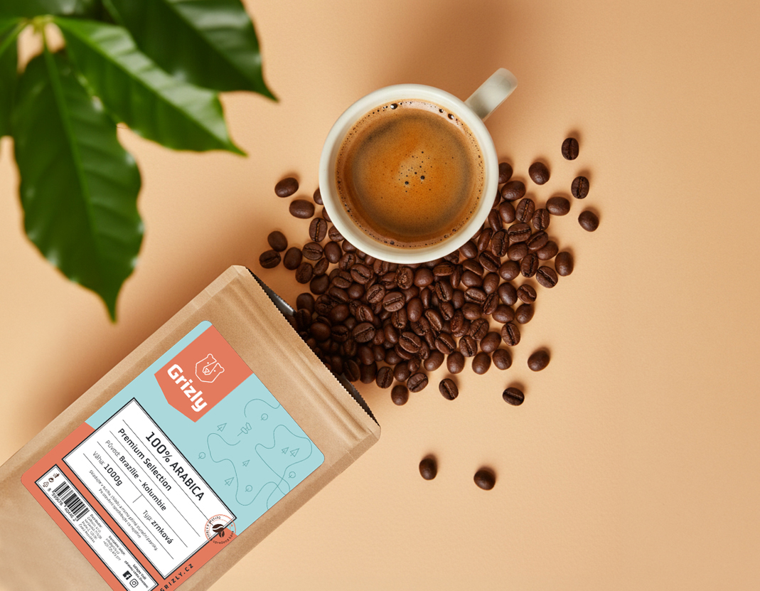 Láhev kečupu a rajčata