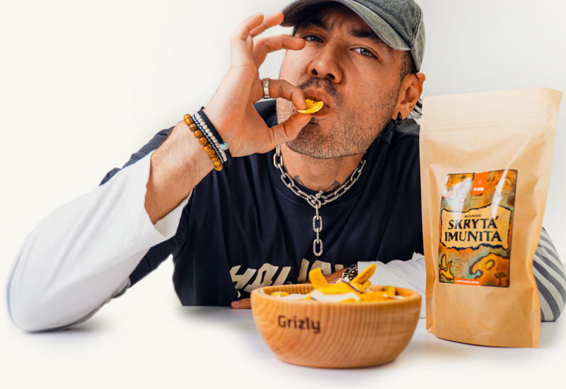 Fľaša kečupu a paradajky