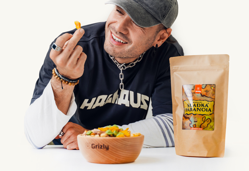 Fľaša kečupu a paradajky