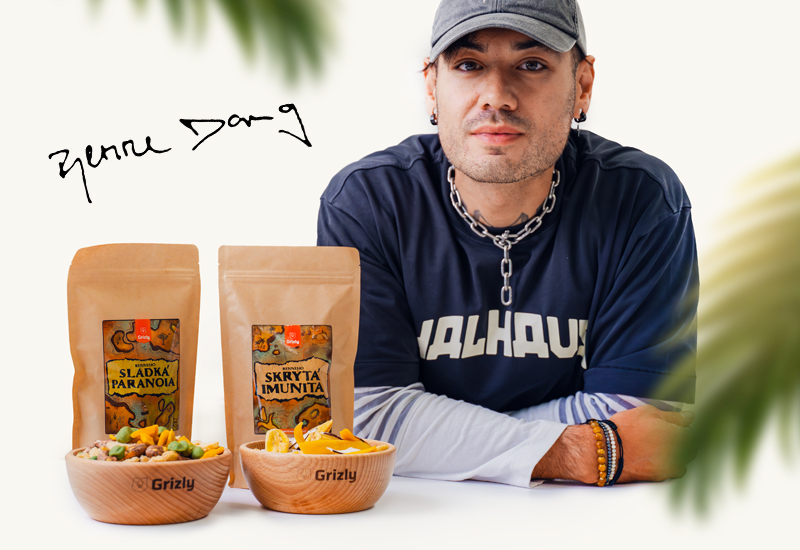 Fľaša kečupu a paradajky