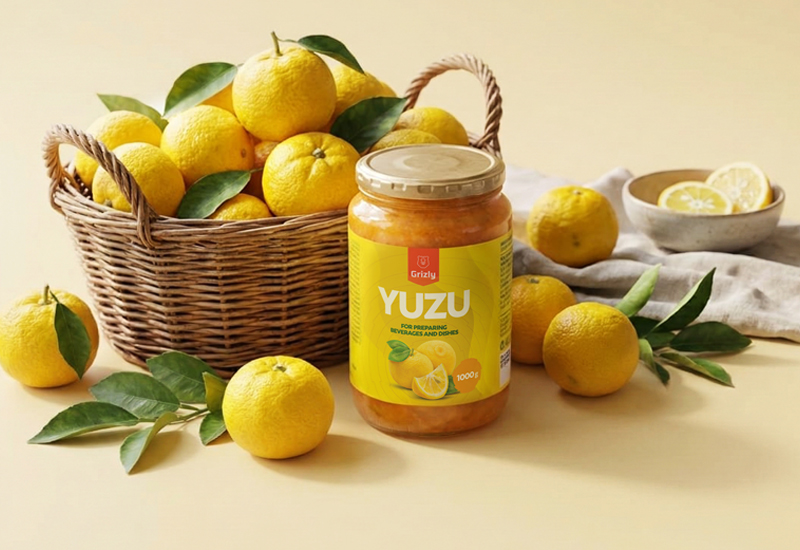 Fľaša kečupu a paradajky