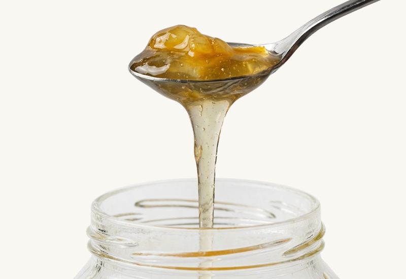 Fľaša kečupu a paradajky