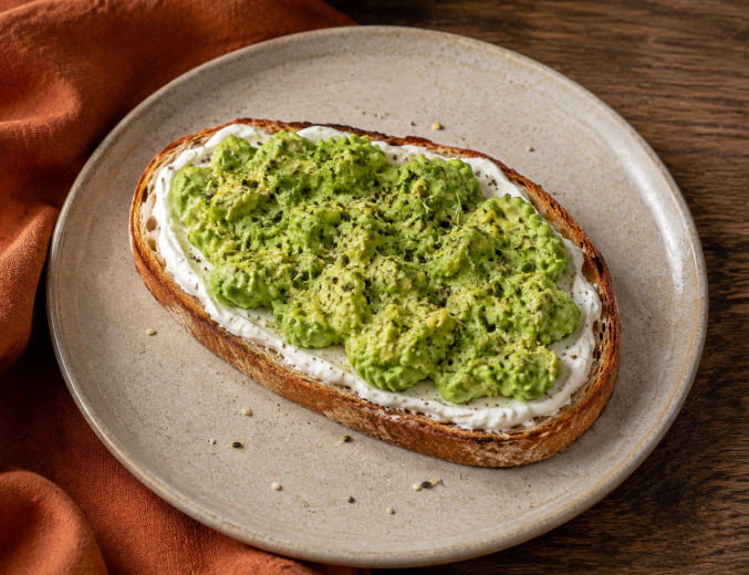 Toast s avokádom a syrovým krémom