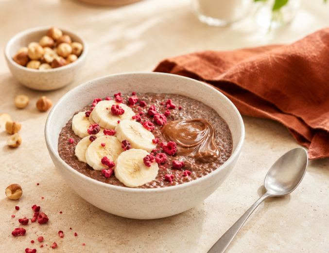 Čokoládový chia puding s banánom, lieskovoorieškovým krémom a lyofilizovanými malinami.