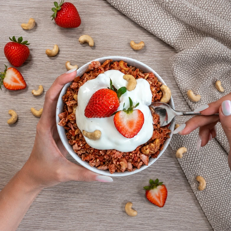 Domáca granola s jogurtom, jahodami a kešu orechmi