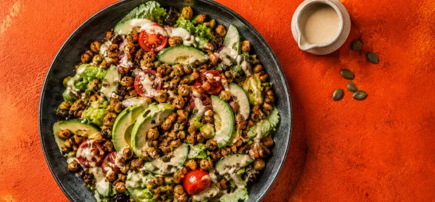 Plant-based šalát s chrumkavým cícerom a tahini zálievkou