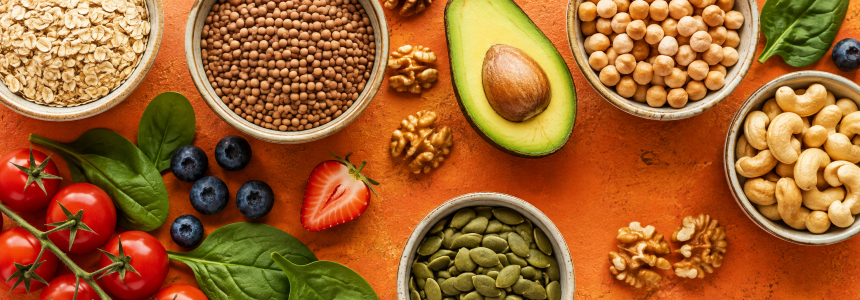 Výber farebných plant-based pokrmov a rastlinných surovín