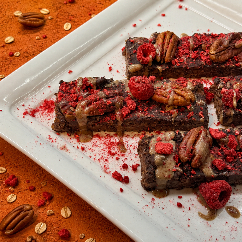 Detail čokoládových baked oats s malinami a orechmi