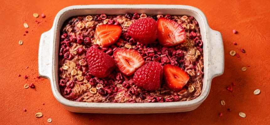 Baked oats s jahodami, malinami a lyofilizovaným ovocím