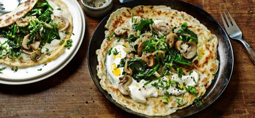 Zapečené celozrnné palacinky s medvedím cesnakom