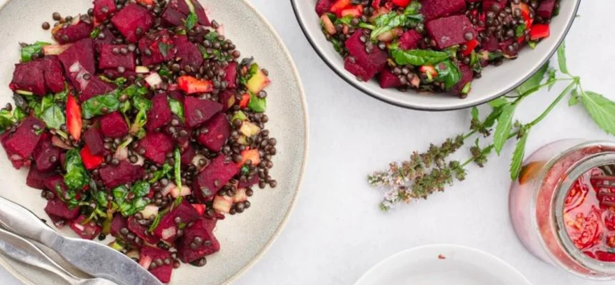 Šalát z čiernej šošovice a pečenej červenej repy s ghí a čerstvými bylinkami