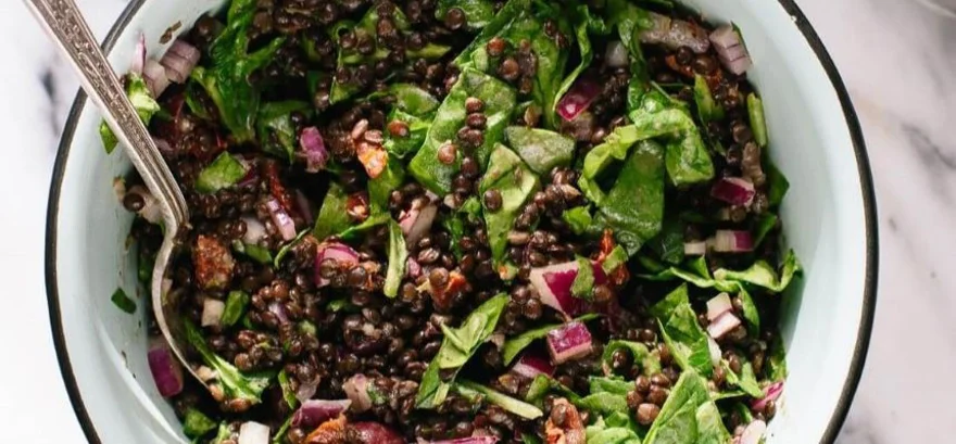 Kuracie rezančeky so šalátom z čiernej šošovice a avokádom