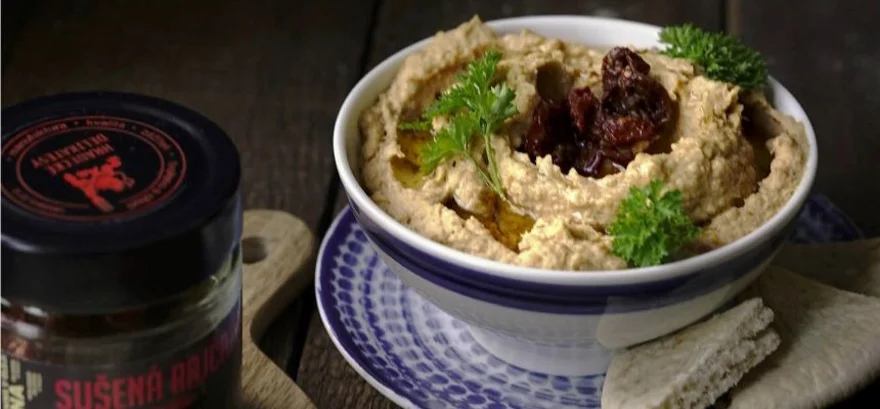 Cícerový hummus so sušenými paradajkami