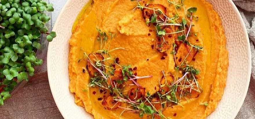 Hummus z červenej šošovice a mrkvy s klíčkami