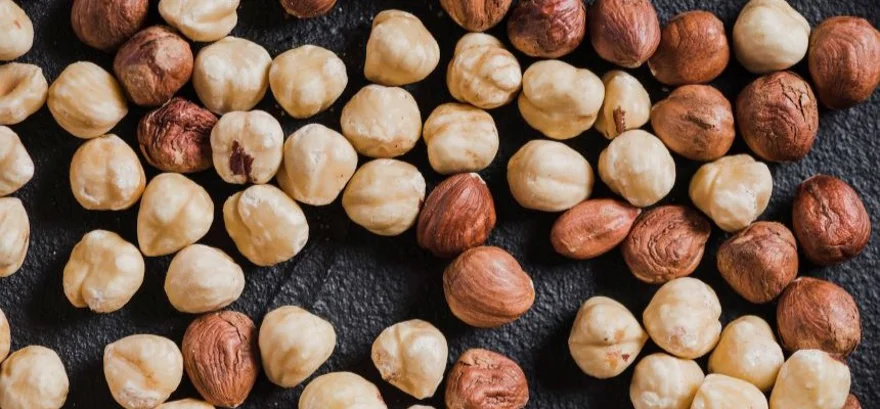 Ako olúpať a zbaviť šupky lieskové orechy