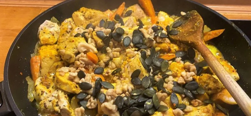 Kuracie mäso na kurkume s orechmi a semienkami