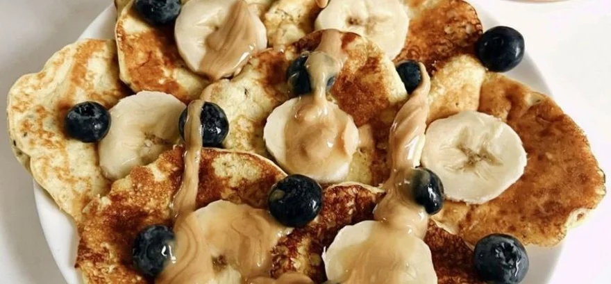 Recepty z arašidového masla – lievance z gréckeho jogurtu s arašidovým maslom a ovocím