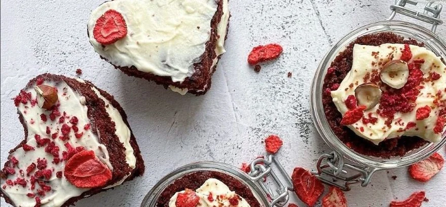 Recept na vláčnu Red Velvet tortu s mascarpone a chrumkavým ovocím
