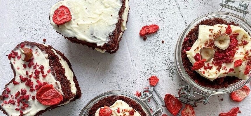 Recept na vláčnu Red Velvet tortu s mascarpone a chrumkavým ovocím