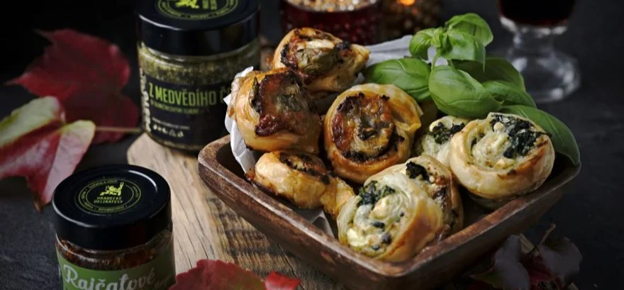 Slimáky z lístkového cesta s pestom z medvedieho cesnaku a paradajkového pesta