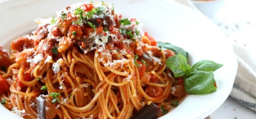 Špagety s baklažánom a mozzarellou