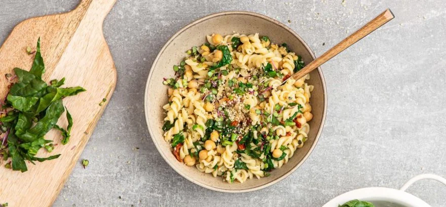 Cestoviny s cícerom, zeleninou a semienkami