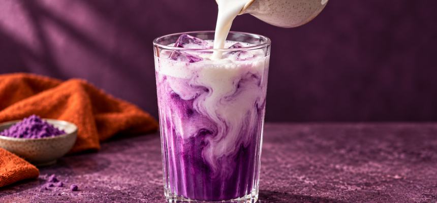 Nalievanie mlieka do fialového ube latté