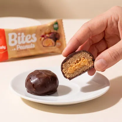 BITES Arašidové plnené mini tyčinky v horkej čokoláde BIO (2x19 g)
