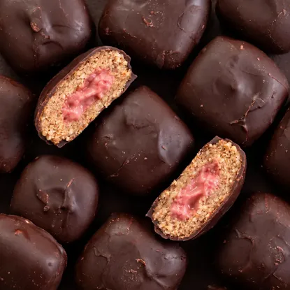 BITES Jahodové plnené mini tyčinky v horkej čokoláde BIO (2x19 g)