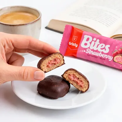 BITES Jahodové plnené mini tyčinky v horkej čokoláde BIO (2x19 g)