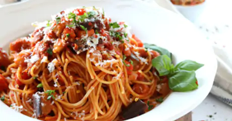 Špagety s baklažánom a mozzarellou